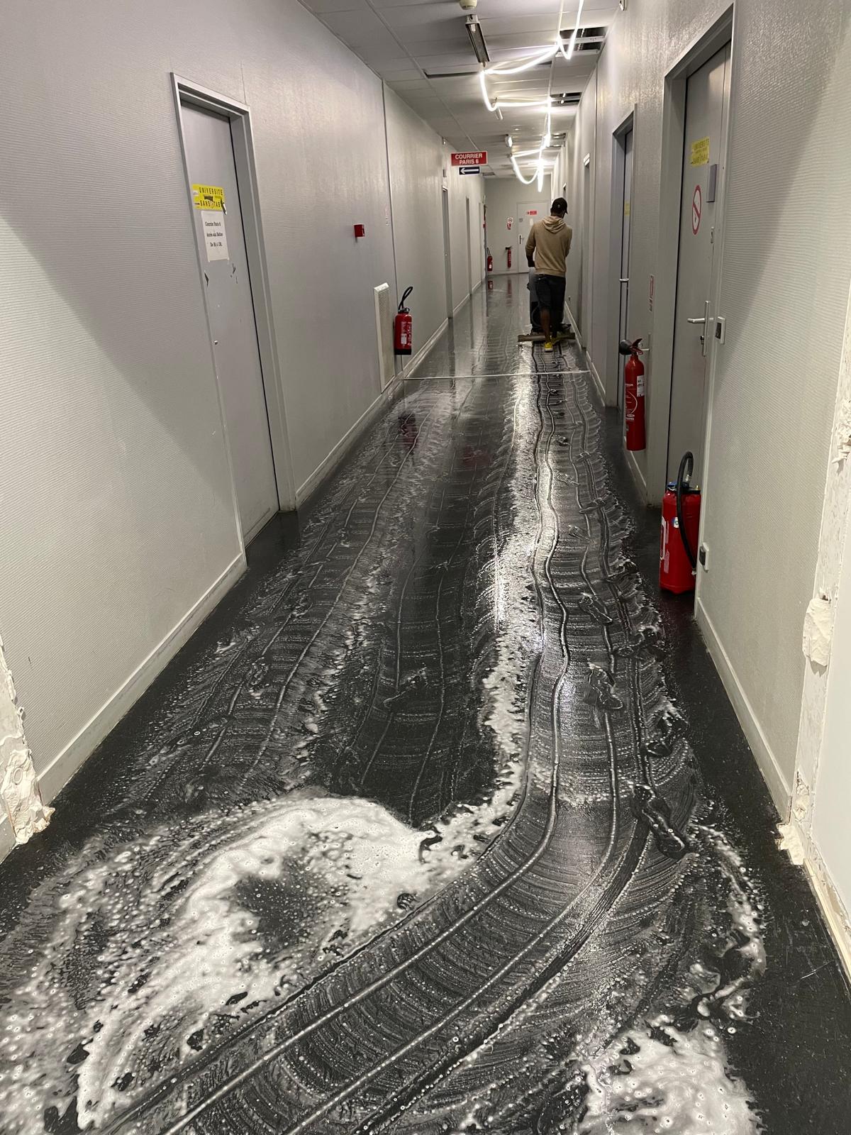 Remise en état d'un sol de couloir par Cristal Pro, en cours de décapage