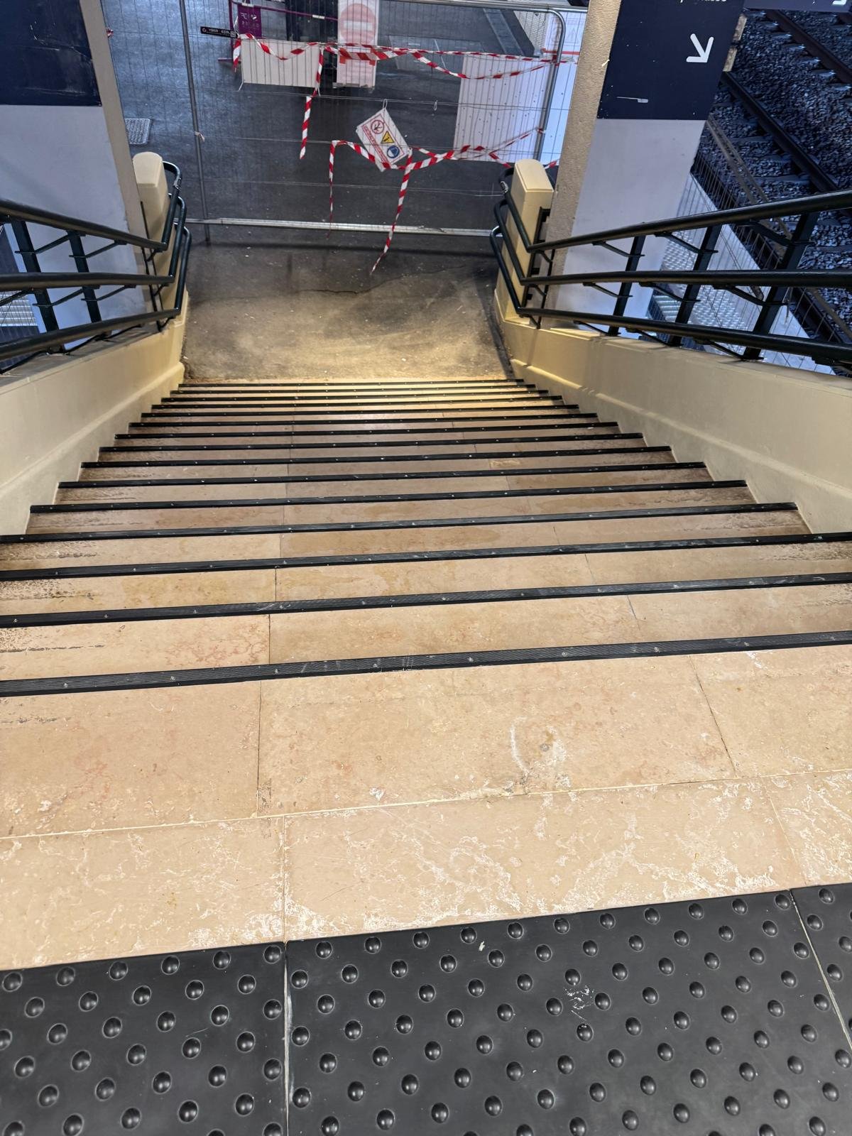 Escalier de quai en gare après intervention de Cristal Pro