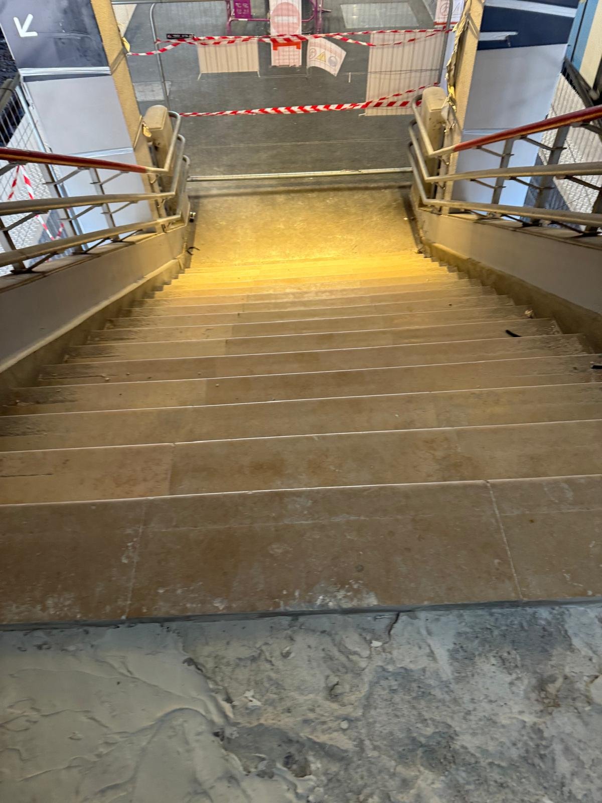 Escalier de quai en gare avant intervention de Cristal Pro