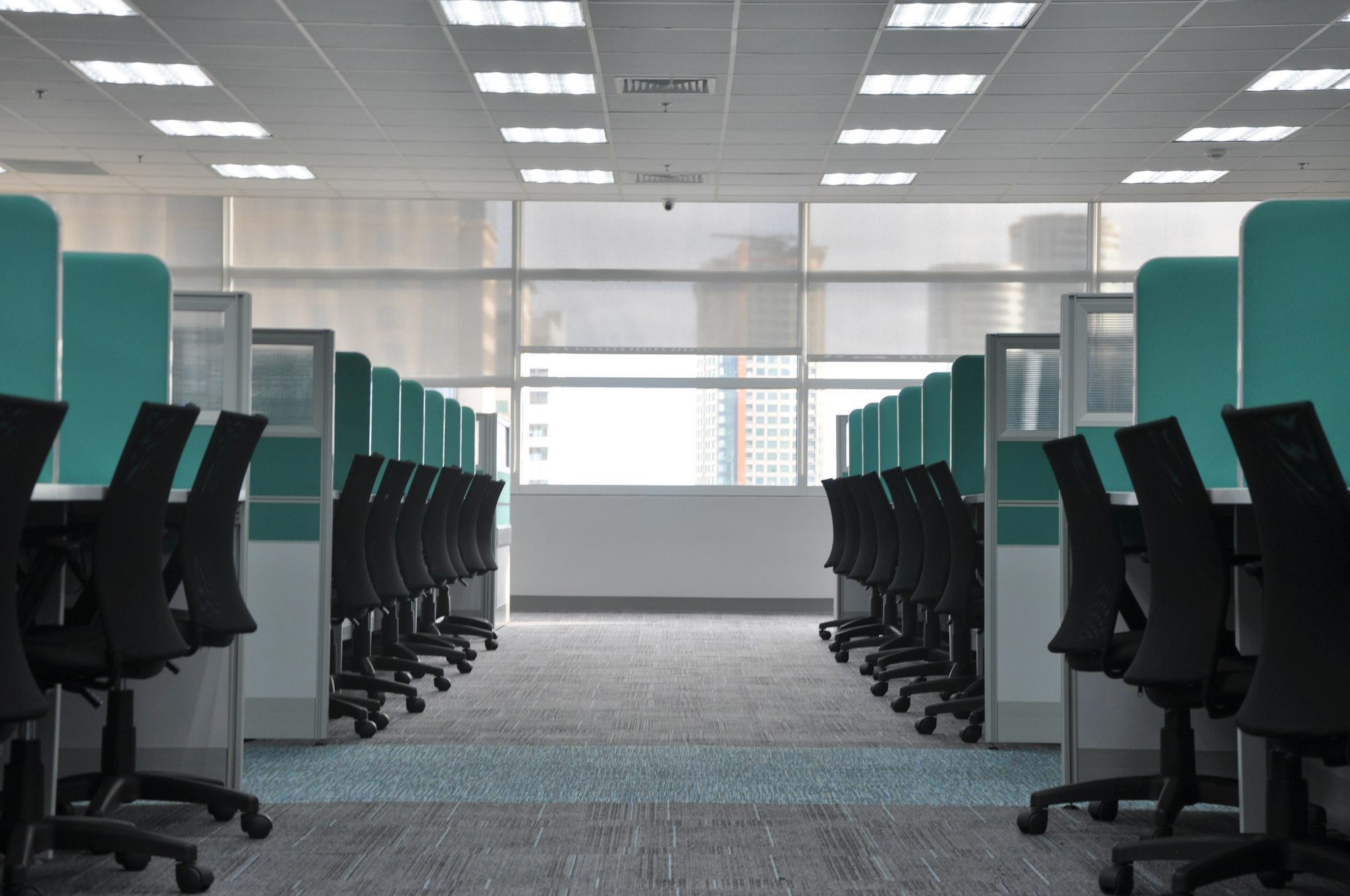 Open space de bureaux propre et lumineux