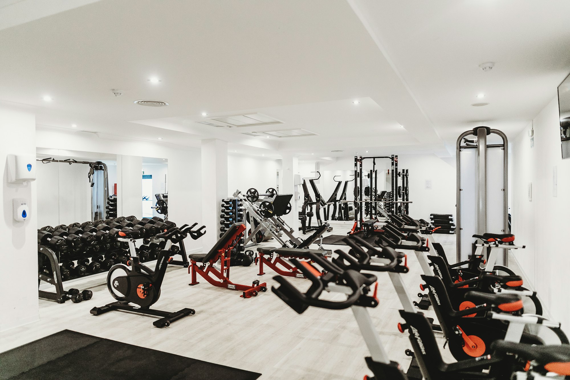 Salle de sport propre et lumineuse