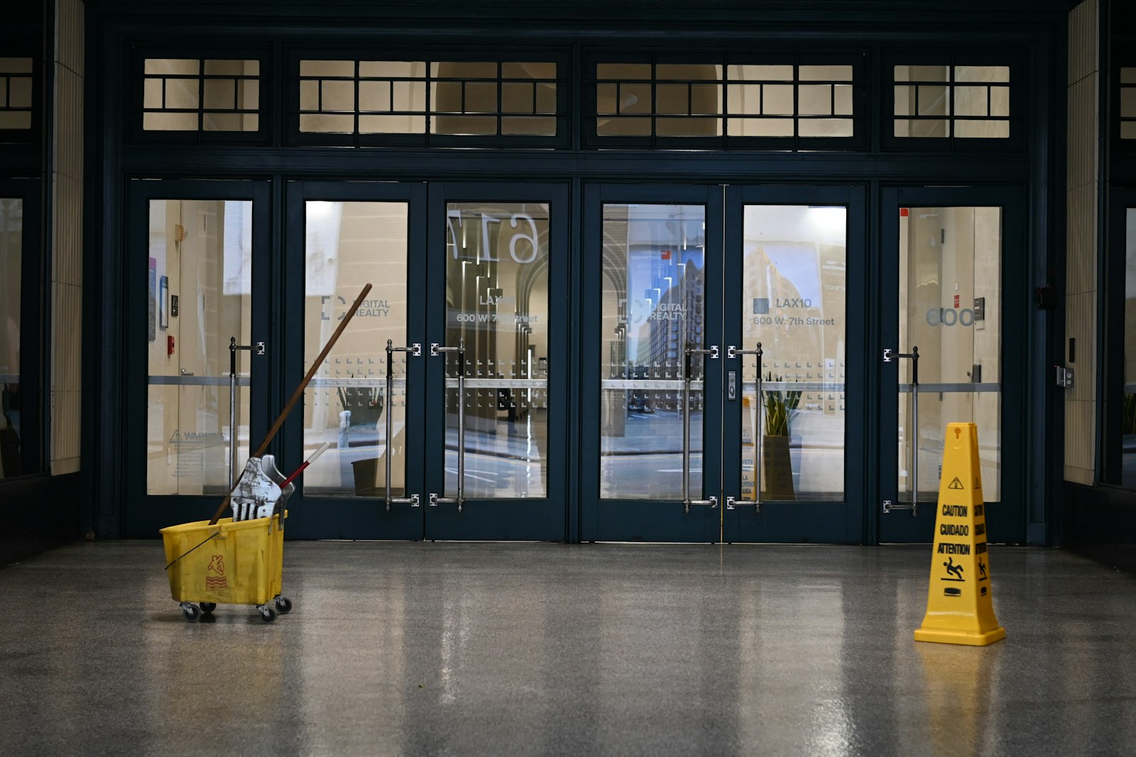 Seau de lavage et panneau « sol glissant » lors d'une intervention de nettoyage